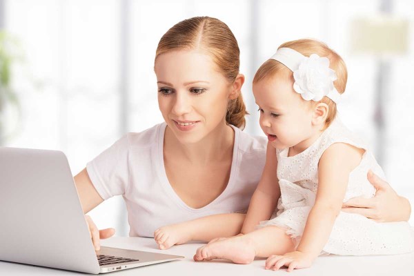 Mama z córką przy laptopie - przykład zdjęcia na stronę internetową